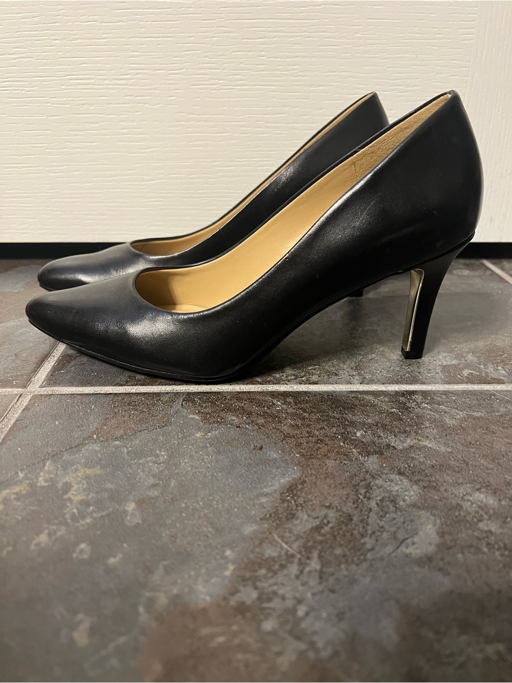 Naturalizer Black Pointed-Toe Leather Pumps